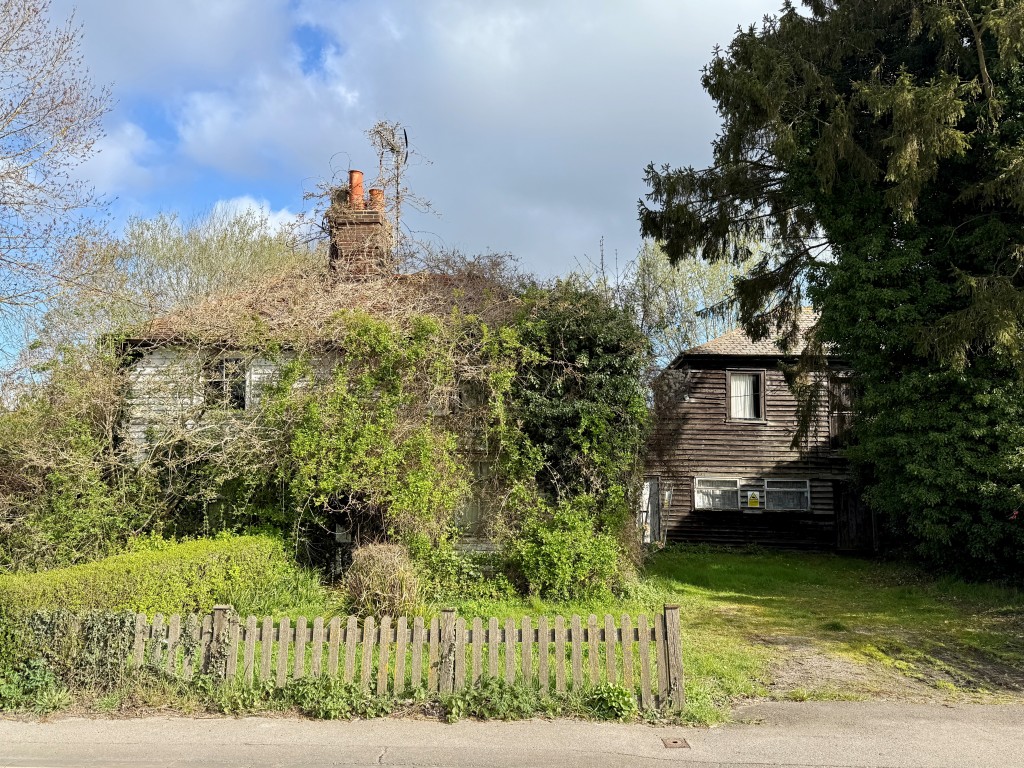 Lot: 49 - DETACHED COTTAGE AND BARN WITH PLANNING FOR DEMOLITION AND THREE HOUSES - Detached Cottage